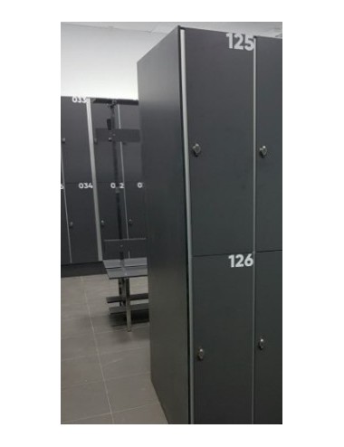 Côté extérieur du casier, de la même couleur que les portes.